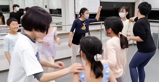 和やかな雰囲気づくり：教室の特徴・講師プロフィール：福本まゆみモダンバレエアート：大阪・服部緑地・豊中